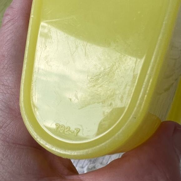 Vintage Yellow Tupperware 1 Quart Pitcher 792-7 - Picture 11 of 12